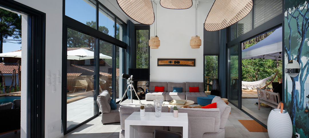 grand séjour lumineux dans maison design